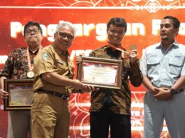 GM of Mining dan Raw Material SIG, Suharyanto (ketiga kiri) menerima Penghargaan Produktivitas Kompetisi 5R/5S dari Kepala Dinas Tenaga Kerja dan Transmigrasi (Disnakertrans) Jatim Himawan Estu Bagijo. (foto/dra)