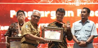 GM of Mining dan Raw Material SIG, Suharyanto (ketiga kiri) menerima Penghargaan Produktivitas Kompetisi 5R/5S dari Kepala Dinas Tenaga Kerja dan Transmigrasi (Disnakertrans) Jatim Himawan Estu Bagijo. (foto/dra)