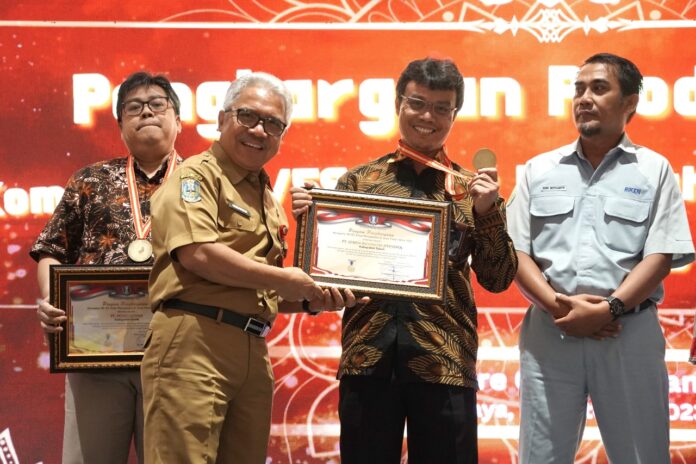WhatsApp Image 2023-10-13 at 08.46.24 GM of Mining dan Raw Material SIG, Suharyanto (ketiga kiri) menerima Penghargaan Produktivitas Kompetisi 5R/5S dari Kepala Dinas Tenaga Kerja dan Transmigrasi (Disnakertrans) Jatim Himawan Estu Bagijo. (foto/dra)