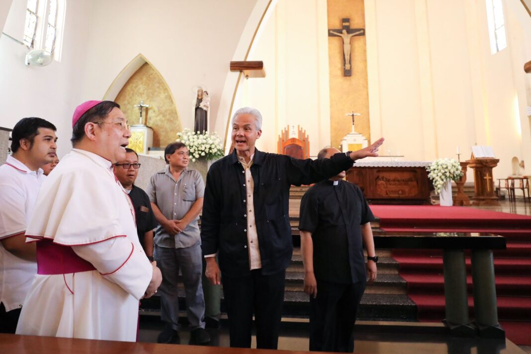 Ganjar Pranowo bertemu Uskup Malang Mgr Henricus Pidyarto Gunawan, Jumat (13/10/2023).