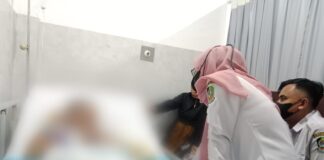 Tim Dinsos Banyuwangi memberikan pendampingan ke siswa SMP korban penganiayaan di Banyuwangi, Selasa (17/10/2023). (foto/ist)