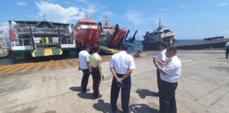Petugas BPTD Ketapang, Banyuwangi mengecek kesiapan dermaga baru jalur ke Gilimanuk dan Lombok, Senin (13/11/2023). (foto/udi)