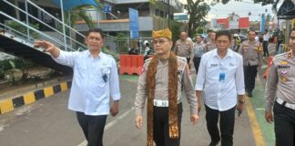 Kakorlantas Polri Irjen Pol Firman Santyabudi mengecek kesiapan Pelabuhan Ketapang, Banyuwangi, Kamis (23/11/2023). (foto/udi)