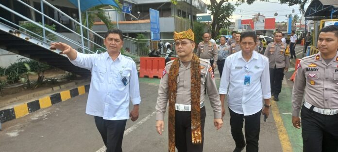 20231123_152642 Kakorlantas Polri Irjen Pol Firman Santyabudi mengecek kesiapan Pelabuhan Ketapang, Banyuwangi, Kamis (23/11/2023). (foto/udi)