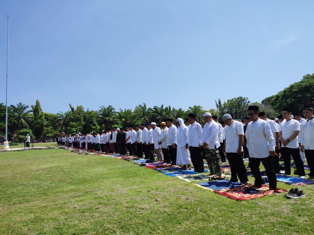 IMG-20231102-WA0015 Salat Istisqa di Taman Blambangan, Banyuwangi, Kamis (2/11/2023). (foto/ist)