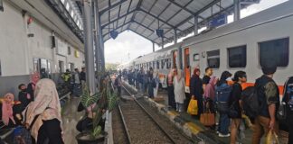 Penumpang antre masuk gerbong KA rute Banyuwangi-Jember. (foto/dok)