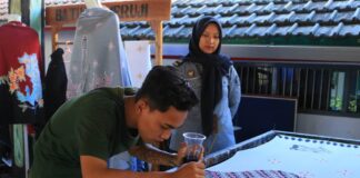 Warga binaan Lapas Banyuwangi membatik motif Bagajo, Senin (13/11/2023). (foto/ist)