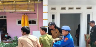 Warga dibantu petugas Satpolair mengevakuasi pemancing yang tewas di Selat Bali, Kamis (16/11/2023). (foto/ist)