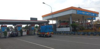 Aktivitas pintu tiket di penyeberangan di Pelabuhan Ketapang, Banyuwangi. (foto/udi)