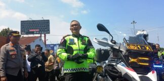 Kapolda Jatim Irjen Pol. Imam Sugianto tiba di Pelabuhan Ketapang usai bersepeda motor dari Surabaya ke Banyuwangi, Senin (18/12/2023). (foto/udi)