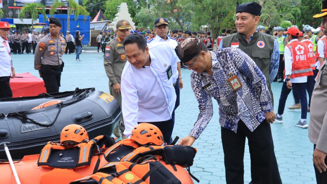 IMG-20231204-WA0070 Polresta Banyuwangi bersama BPBD menyiagakan peralatan siaga bencana, Senin (4/12/2023). (foto/ist)