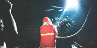 Tim pemadam menjinakkan api yang membakar dapur warga lansia di Banyuwangi, Selasa (5/12/2023) malam. (foto/ist)