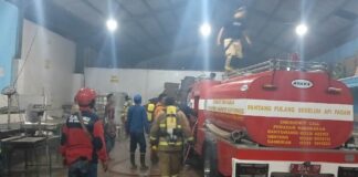 Petugas pemadam menjinakkan api yang membakar gudang ikan di Muncar, Banyuwangi, Selasa (19/12/2023) malam. (foto/ist)