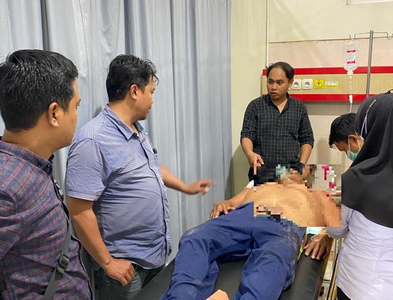 RT Ketua RT di Banyuwangi dibacok ketika melerai warganya. (foto/ist)
