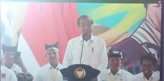 Presiden Jokowi menemui penerima program Tora dan PS di Banyuwangi, Rabu (27/12/2023). (foto/udi)