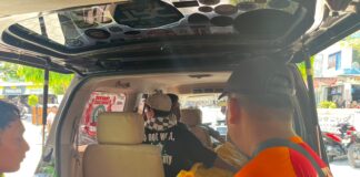 Tim SAR mengevakuasi bocah yang tewas tenggelam di Pantai Pulau Merah, Banyuwangi, Kamis (28/12/2023). (foto/dok.SAR Banyuwangi)