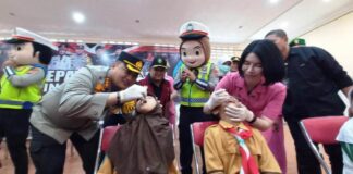 Kapolresta Banyuwangi Kombes Pol. Nanang Haryono bersama Ketua Bhayangkari Cabang Banyuwangi memberikan vaksinasi polio massal ke siswa di Banyuwangi, Sabtu (20/1/2024). (Foto/udi)