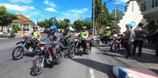 Jajaran Kepolisian bersama TNI di Banyuwangi menggelar patroli berskala besar mendekati Pemilu, Selasa (6/2/2024). (foto/udi)