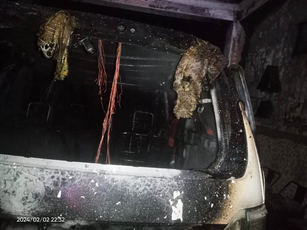 Kondisi mobil Alphard yang terbakar milik penyanyi Wandra, Jumat (2/2/2024) malam.