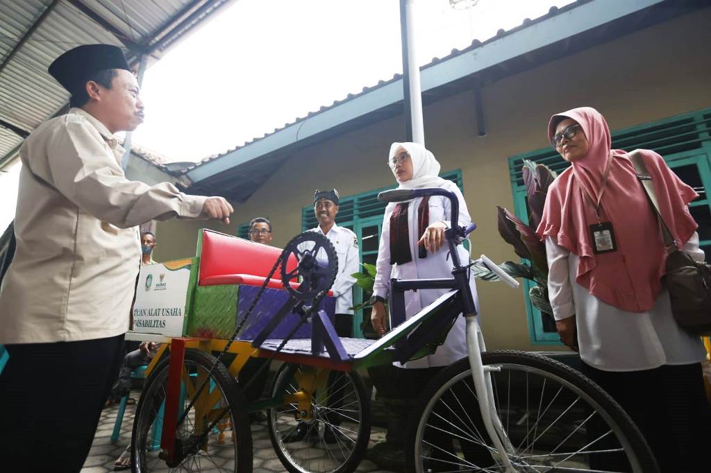 Baznas Bupati Ipuk Fiestiandani bersama Ketua Baznas menyerahkan bantuan kendaraan roda tiga, belum lama ini. (Foto/ist)