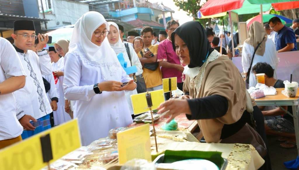IMG-20240312-WA0016 Bupati Banyuwangi Ipuk Fiestiandani meresmikan pasar takjil Ramadan, Selasa (12/3/2024). (Foto/ist)