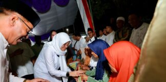 Bupati Ipuk menyapa warga dalam safari Ramadan ke desa-desa. (Foto/ist)