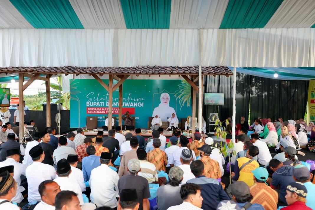 IMG-20240322-WA0066 Bupati Banyuwangi Ipuk Fiestiandani berdialog bersama para petani di Bangorejo sembari berbuka bersama. (Foto/ist)