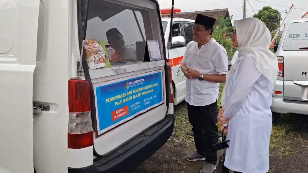 IMG-20240323-WA0016 Bupati Banyuwangi Ipuk Fiestiandani mengecek mobil Labkesda untuk memeriksa sampel makanan di pasar takjil Ramadan. (Foto/ist)