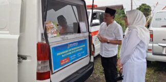 Bupati Banyuwangi Ipuk Fiestiandani mengecek mobil Labkesda untuk memeriksa sampel makanan di pasar takjil Ramadan. (Foto/ist)
