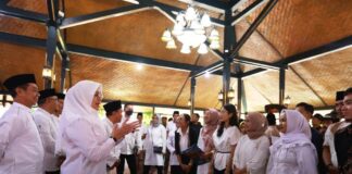 Bupati Ipuk Fiestiandani bersilaturahmi dengan seniman dan budayawan, Selasa (26/3/2024). (Foto/ist)