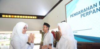 Bupati Ipuk Fiestiandani memberikan SK perpanjangan kontrak tenaga PPPK, Kamis (28/3/2024). (Foto/ist)