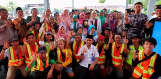 Bupati Banyuwangi Ipuk Fiestiandani bersama pengelola TPS 3R di Desa Tembokrejo, Kecamatan Muncar, Banyuwangi. (Foto/ist)
