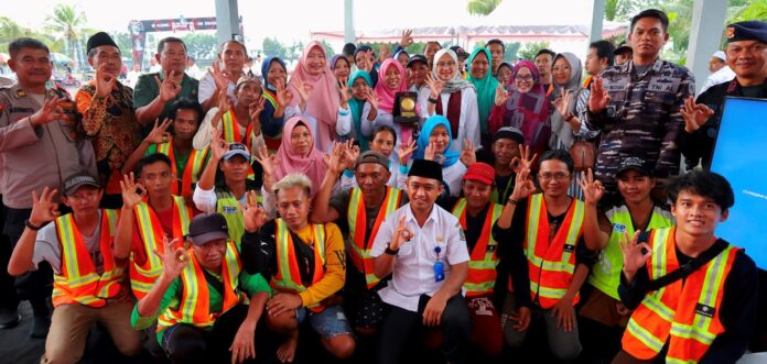 IMG_20240310_075233_219 Bupati Banyuwangi Ipuk Fiestiandani bersama pengelola TPS 3R di Desa Tembokrejo, Kecamatan Muncar, Banyuwangi. (Foto/ist)