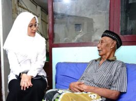 Lansia sebatang kara di Desa Genteng Wetan, Kecamatan Genteng, Banyuwangi curhat ke Bupati Ipuk. (Foto/ist)