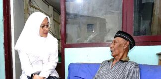 Lansia sebatang kara di Desa Genteng Wetan, Kecamatan Genteng, Banyuwangi curhat ke Bupati Ipuk. (Foto/ist)