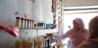 Toko kelontong di Banyuwangi mulai menjual sembako yang dikemas dalam kemasan daur ulang. (Foto/ist)