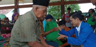 Mahasiswa di Banyuwangi menggelar aksi bagi sembako, Jumat (1/3/2024) siang. (Foto/udi)