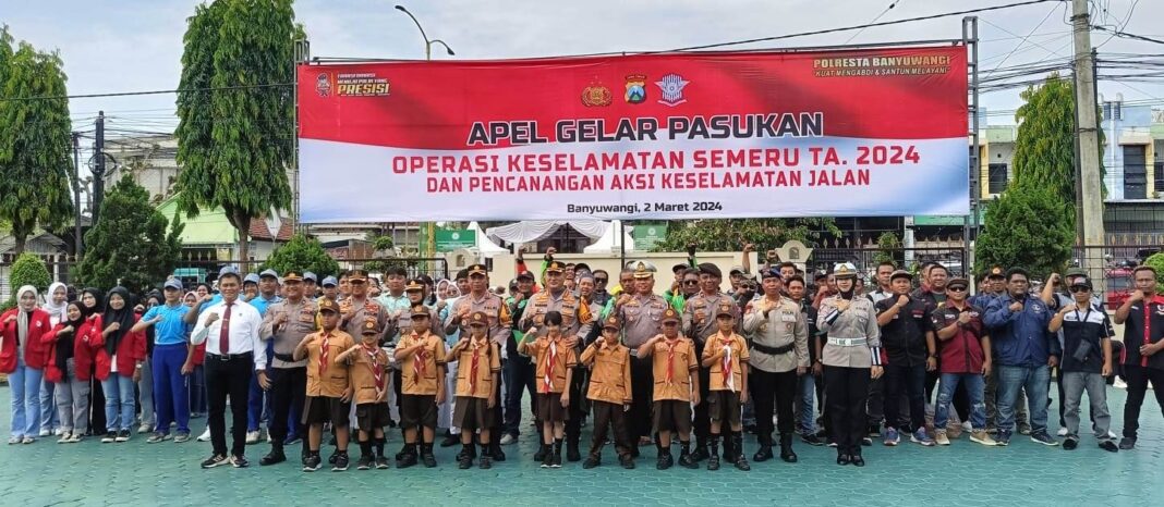 Polresta Banyuwangi menggelar Apel Keselamatan Berkendara, Sabtu (2/3/2024) siang. (Foto/ist)