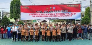 Polresta Banyuwangi menggelar Apel Keselamatan Berkendara, Sabtu (2/3/2024) siang. (Foto/ist)