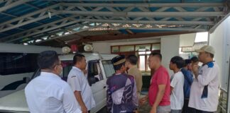 Evakuasi jenazah pencari ikan yang ditemukan tewas di Simbar, Desa Tampo, Kecamatan Cluring, Banyuwangi,Senin (4/3/2024) pagi. (Foto/ist)