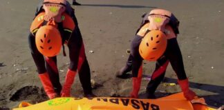 Tim SAR mengevakuasi peselancar Australia yang ditemukan tewas di perairan Grajagan, Banyuwangi, Selasa (5/3/2024). (Foto/ist)