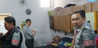 Petugas Lapas Banyuwangi menggelar pemeriksaan kamar warga binaan, Selasa (5/3/2024) siang. (Foto/ist)