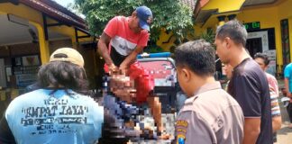 Polisi mengamankan pencuri motor setelah disergap warga di Cluring, Banyuwangi, Rabu (6/3/2024). (Foto/ist)