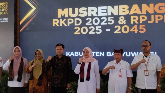 WhatsApp Image 2024-03-07 at 02.43.00 Wakil Ketua DPRD Banyuwangi M. Ali Mahrus (dua dari kiri) menghadiri Musrenbangkab Banyuwangi tahun 2025, Rabu (6/3/2024). (Foto/udi)