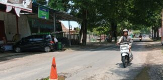 Ruas Jalan Kepiting, Banyuwangi yang kondisinya rusak, Selasa (19/3/2024). (Foto/udi)
