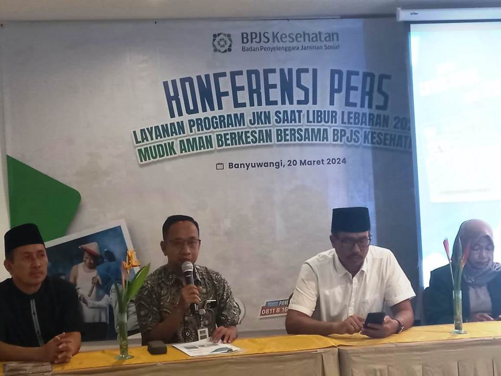 WhatsApp Image 2024-03-20 at 15.50.38 Kepala Cabang Banyuwangi BPJS Kesehatan, Titus Sri Hardianto bersama Dinas Kesehatan Banyuwangi, perwakilan IDI dan PKFI memaparkan persiapan layanan libur Lebaran, Rabu (20/3/2024). (Foto/udi)