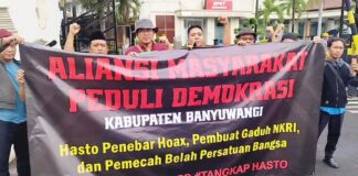 Warga melaporkan Sekjen Hasto Kristianto ke Polresta Banyuwangi, Kamis (21/3/2024).