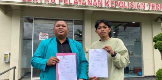 Dua perwakilan ormas pemuda melaporkan Sekjen PDIP Hasto Kristiyanto dan Connie Rahakundini Bakrie ke Polresta Banyuwangi, Kamis (28/3/2024). (Foto/ist)