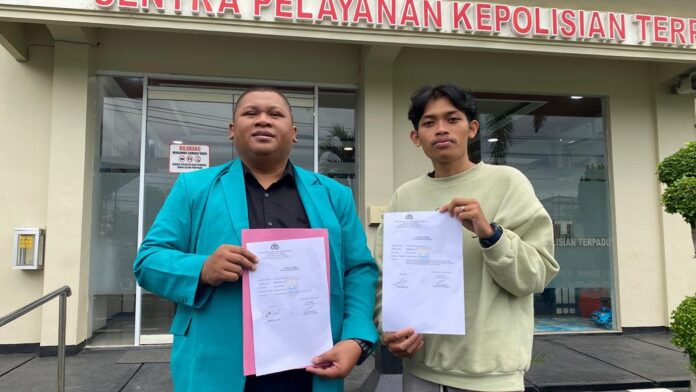 WhatsApp Image 2024-03-28 at 12.34.16 Dua perwakilan ormas pemuda melaporkan Sekjen PDIP Hasto Kristiyanto dan Connie Rahakundini Bakrie ke Polresta Banyuwangi, Kamis (28/3/2024). (Foto/ist)