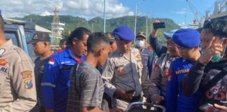 Petugas mengevakuasi penumpang kapal rute Lombok-Banyuwangi yang meninggal dalam pelayaran, Jumat (24/3/2024). (Foto/ist)